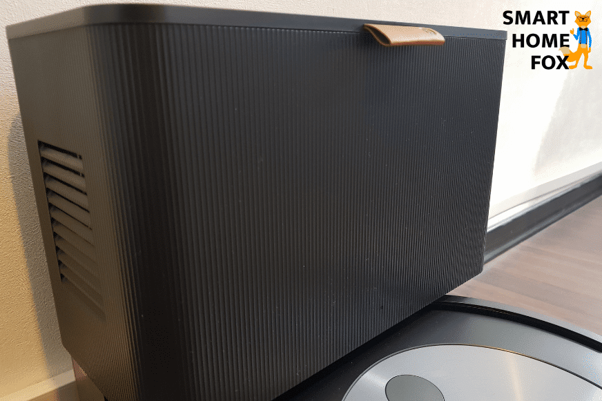 Die geriffelte Oberfläche der Clean Base des iRobot Roomba j7+ wird in der Nahaufnahme gezeigt